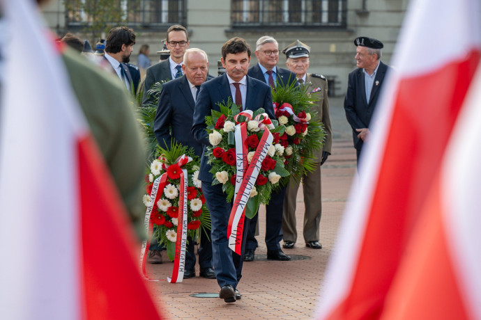 Wojewoda Śląski składa kwiaty pod pomnikiem.
