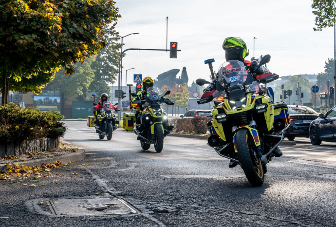 Motoambulanse na drodze.