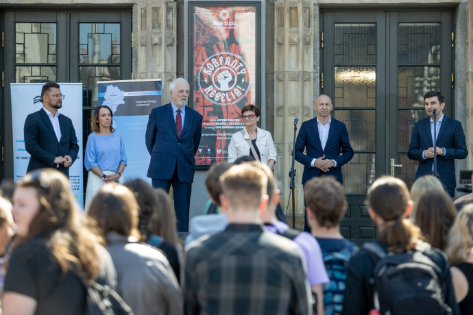 Uczestnicy wydarzenia przed Teatrem Śląskim w Katowicach