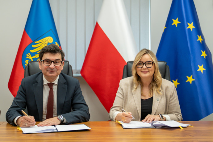 Wojewoda Śląski i Prezydentka Gliwic podpisują umowę/fot. ŚUW