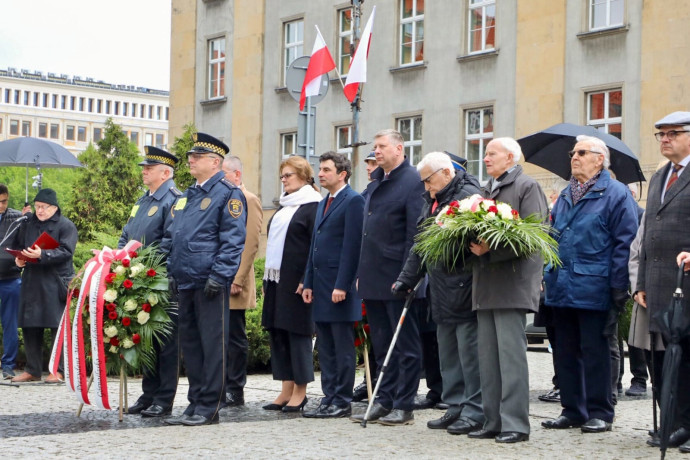 Delegacje składają kwiaty pod pomnikiem Wojciecha Korfantego/zdjęcie: Tomasz Żak, UMWŚ