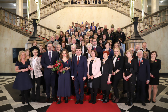 Zdjęcie grupowe uczestników uroczystości/foto: ŚUW