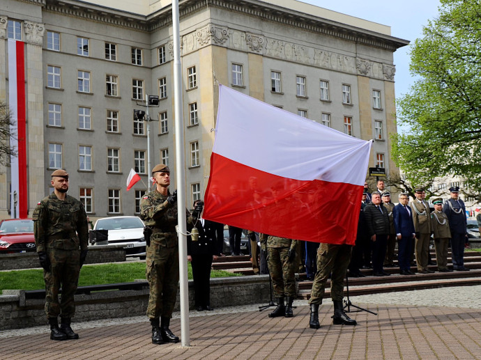 Wciąganie Flagi RP podczas obchodów 2 maja