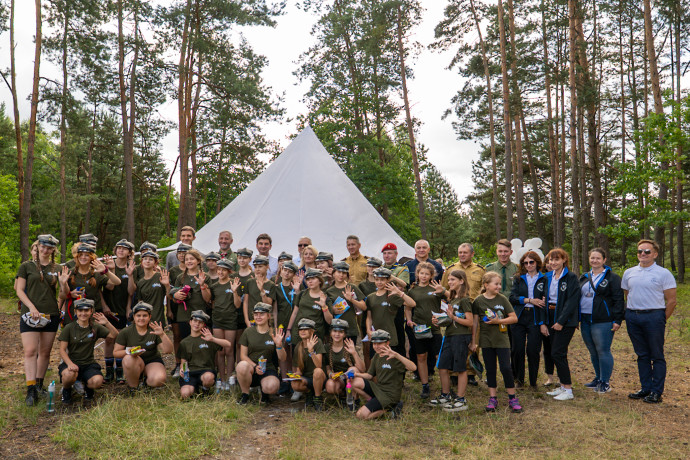 Zdjęcie grupowe uczestników i organizatorów Harcerskiej Akcji Letniej z Wojewodą Śląskim. 
