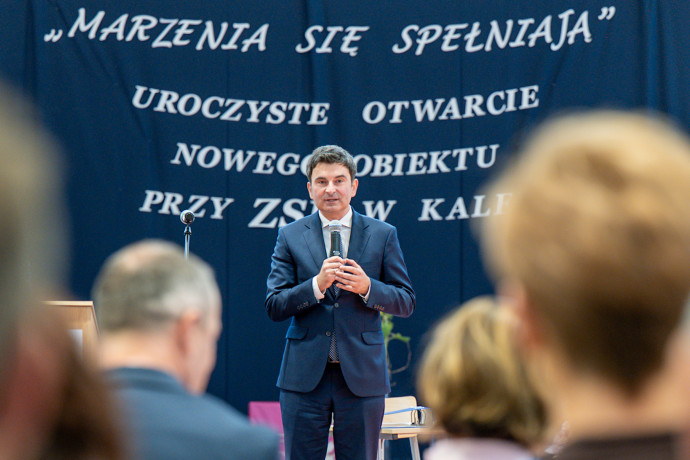 Wojewoda Śląski przemawia podczas otwarcia.