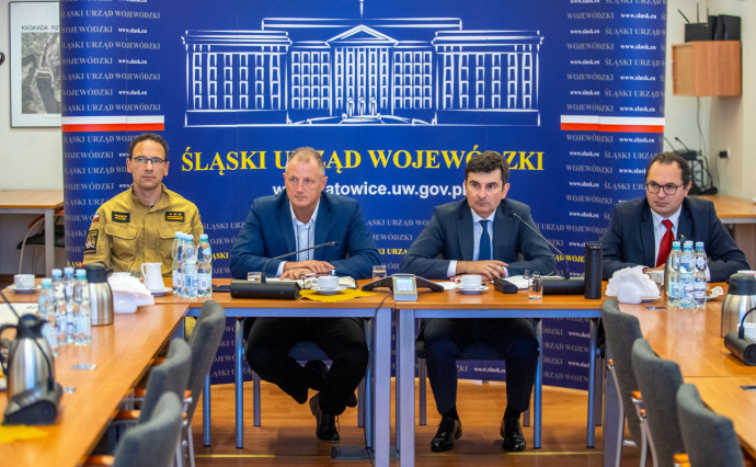 Wojewoda na sztabie kryzysowym/fot. ŚUW