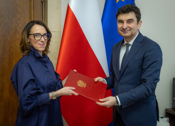 Wojewoda przekazuje akt powołania nowej kurator oświaty/foto: ŚUW