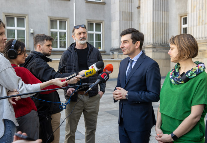 Zdjęcie przedstawiające Marka Wójcika wojewodę śląskiego udzielającego wypowiedzi dziennikarzom