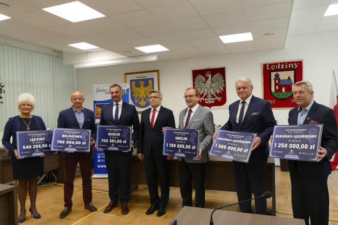 Wręczenie czeków na realizację inwestycji drogowych /fot. A. Kucharzewska/