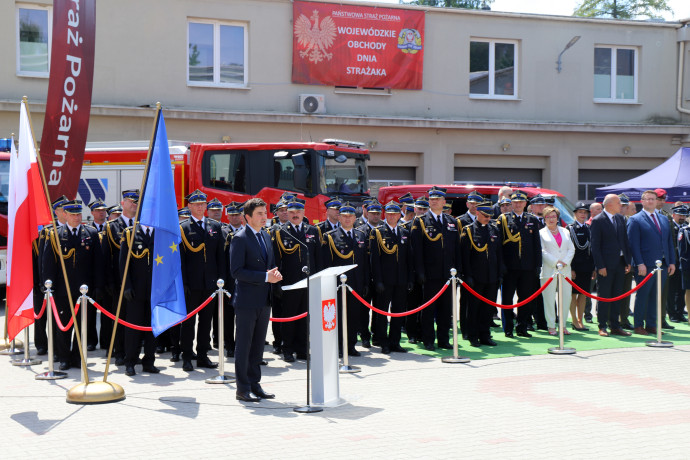 Uczestnicy obchodów na placu wewnętrznym komendy/fot.: ŚUW