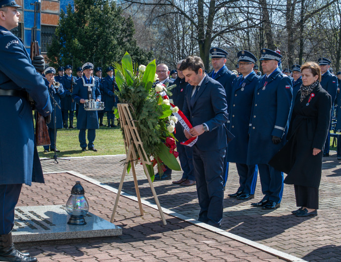 Wojewoda składa wieniec pod pomnikiem/fot. ŚUW