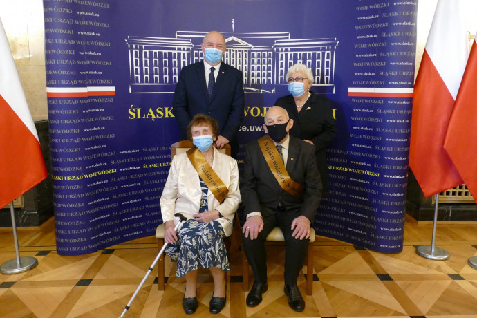 Ogłoszenie wyników konkursu na najaktywniejszego seniora i najaktywniejszą seniorkę w województwie - wspólne zdjęcie Wicewojewody Śląskiego i Pełnomocnika Wojewody Śląskiego ds. Rodziny z najaktywniejszą seniorką i najaktywniejszym seniorem 2021 /fot. A. Księżnik/
