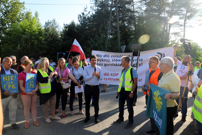 Wojewoda rozmawia z protestującymi/fot. ŚUW