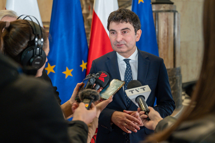 Wojewoda na briefingu prasowym/fot. ŚUW