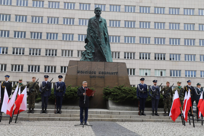 Wojewoda stoi przed pomnikiem Wojciecha Korfantego/fot. ŚUW