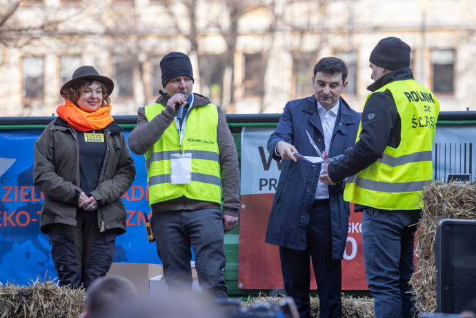Wojewoda odbiera petycję od rolników/foto: ŚUW