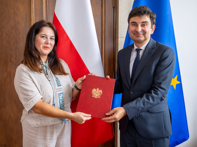 zdjęcie z wręczenia nominacji Monice Wojtynek-Kordys przez Marka Wójcika