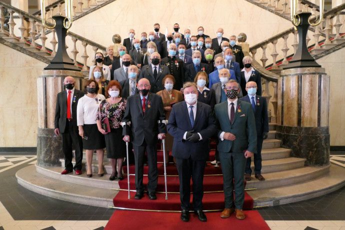 Wicewojewoda Robert Magdziarz z odznaczonymi w Westybulu/fot. B. Półrolnik