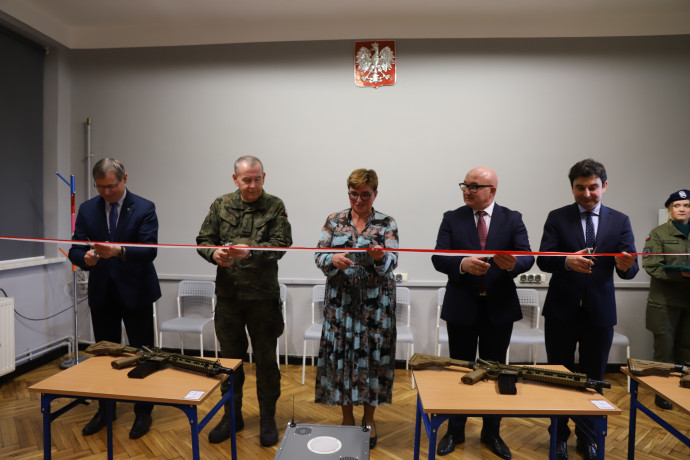 Uczestnicy wydarzenia symbloicznie przecinają wstęgę/fot. A. Mazur