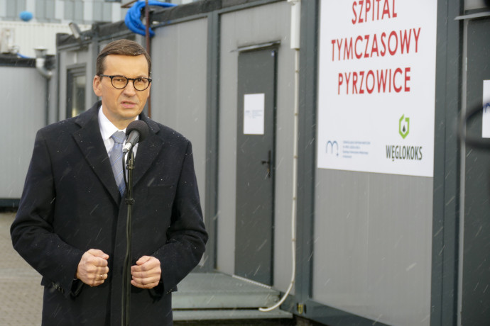 Premier Mateusz Morawiecki udziela wypowiedzi mediom na konferencji prasowej przed szpitalem tymczasowym w Pyrzowicach/foto: I. Matuszewska