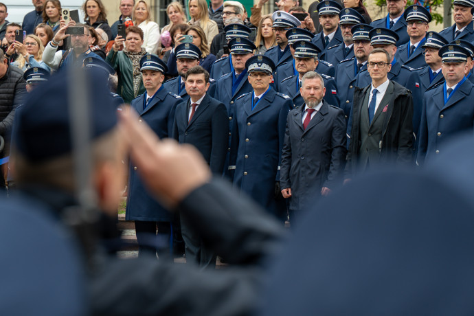 Wojewoda Śląski z przedstawicielami policji i wicewojewodą Zaczkowskim
