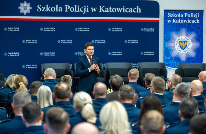 Wojewoda Śląski przemawia podczas wydarzenia.