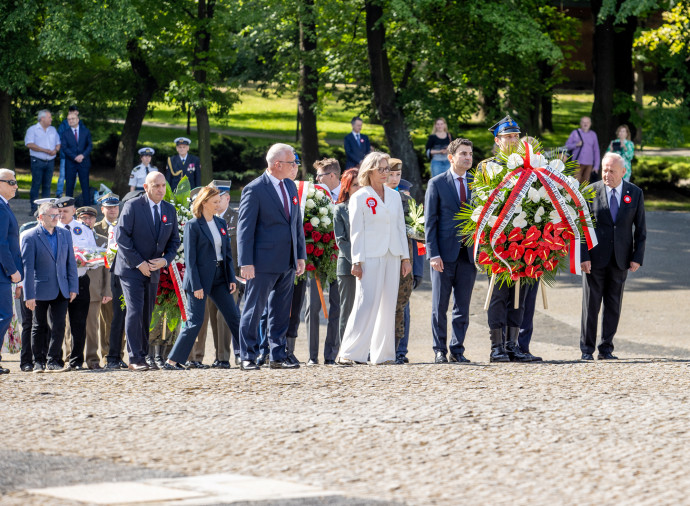 zdjęcie przedstawiające idącą grupę oficjeli 
