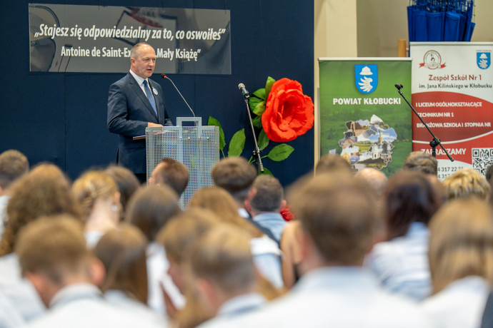 Wiceminister Edukacji Narodowej Henryk Kiepura przemawia z mównicy