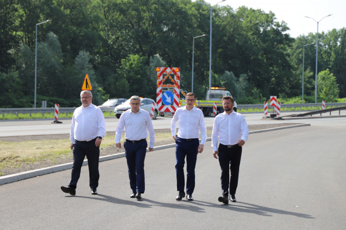 Uczestnicy briefingu idą drogą/fot. ŚUW
