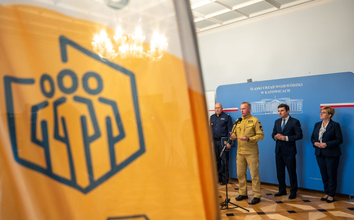 Uczestnicy briefingu mówią na temat wydarzenia.