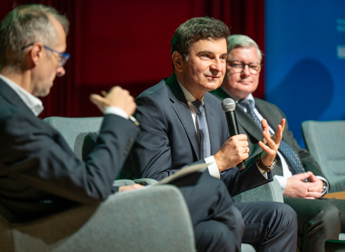 Uczestnicy panelu na scenie wydarzenia.