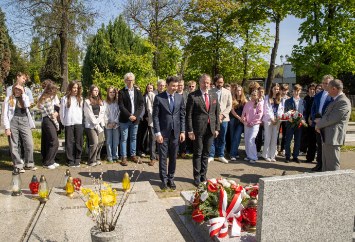 Zdjęcie przedstawiające Marka Wójcika wojewodę śląskiego składającego honory nad odnowionym grobem Franciszka Hrnczarka