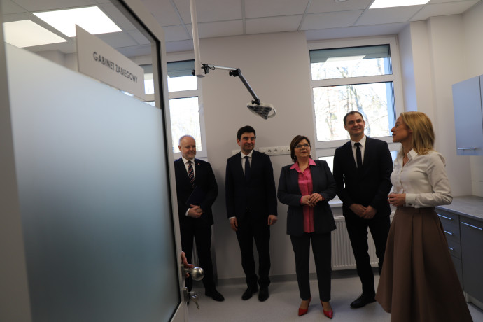 Uczestnicy uroczystości wizytują nowoczesną salę zabiegową szpitala/fot: ŚUW
