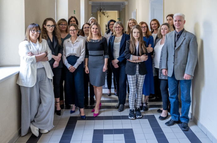Dyrektor Generalna ŚUW z pracownikami powołanymi do KSC / fot. ŚUW