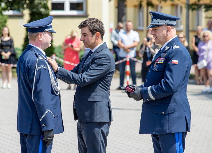 Marek Wójcik wręcza order 