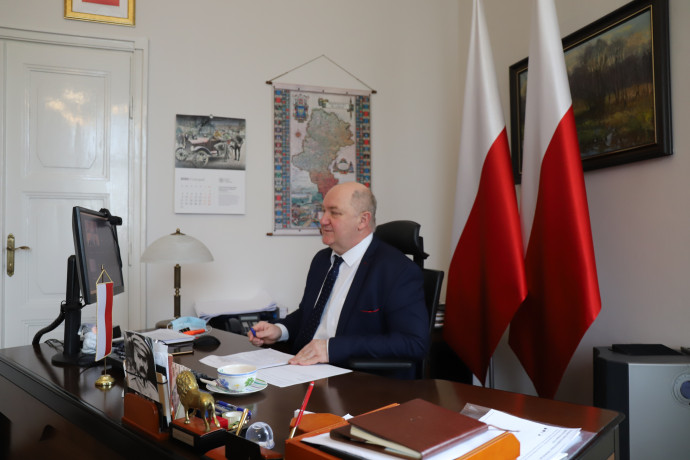 Wicewojewoda śląski Jan Chrząszcz w swoim gabinecie, podczas wideokonferencji, w której brał udział