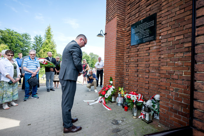 Wicewoejwoda Michał Kopański oddaje hołd ofiarom Zbrodni Wołyńskiej przed tablicą memoratywną/fot.: K. Łojko