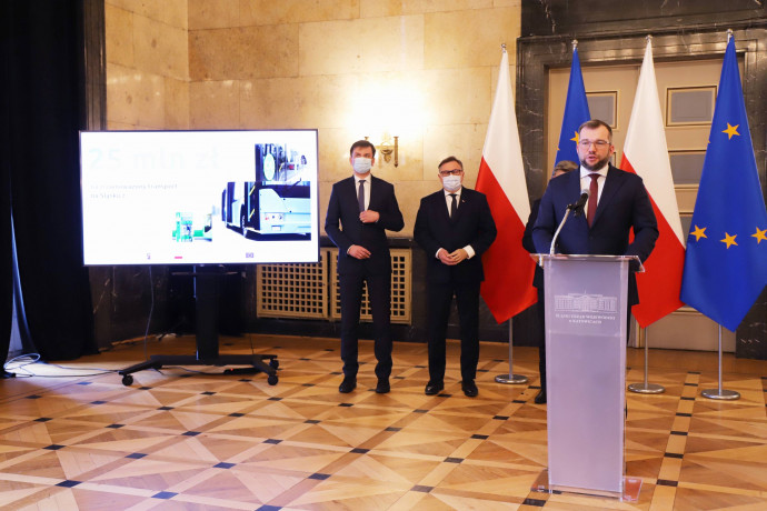 Konferencja prasowa dot. dodatkowych środków na poprawę jakości transportu publicznego - przemówienie Ministra Funduszy i Polityki Regionalnej /fot. K. Szczepanek/