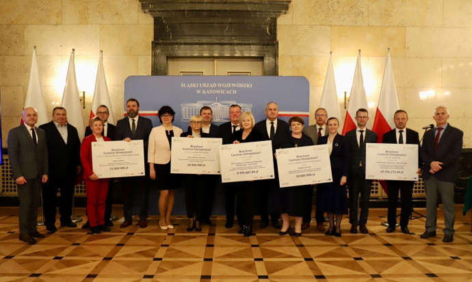 Wręczenie okolicznościowych czeków na utworzenie i wsparcie funkcjonowania Branżowych Centrów Umiejętności w województwie śląskim/ fot. ŚUW