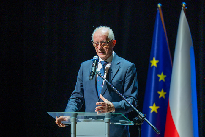 Wiceminister przemawia przy mównicy/fot. ŚUW