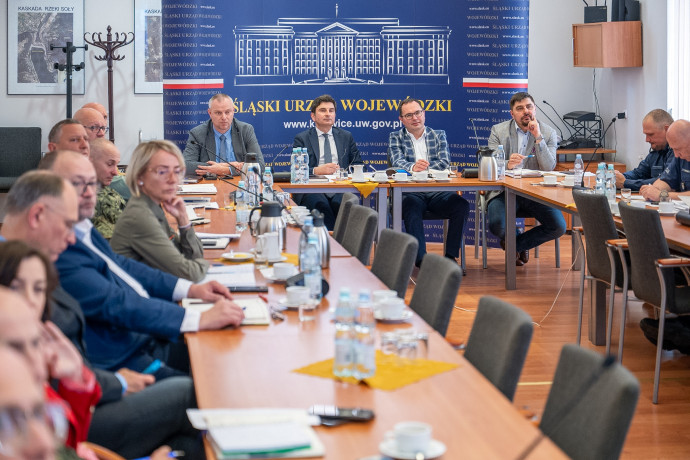 Wojewoda Śląski Marek Wójcik i Wicewojewoda Kopański na posiedzieniu Wojewódzkiego Zespołu Zarządzania Kryzysowego.