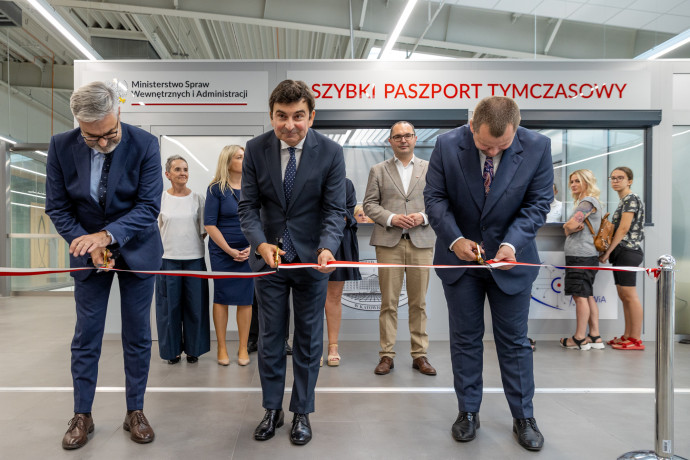 wojewoda śląski marek wójcik otwiera punkt wyrabiania szybkich paszportów tymczasowych w pyrzowicach