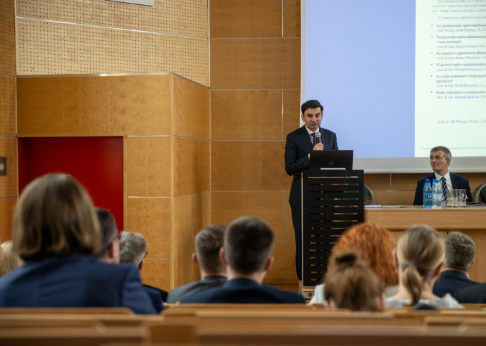 Wojewoda Śląski na konferencji naukowej/fot. ŚUW