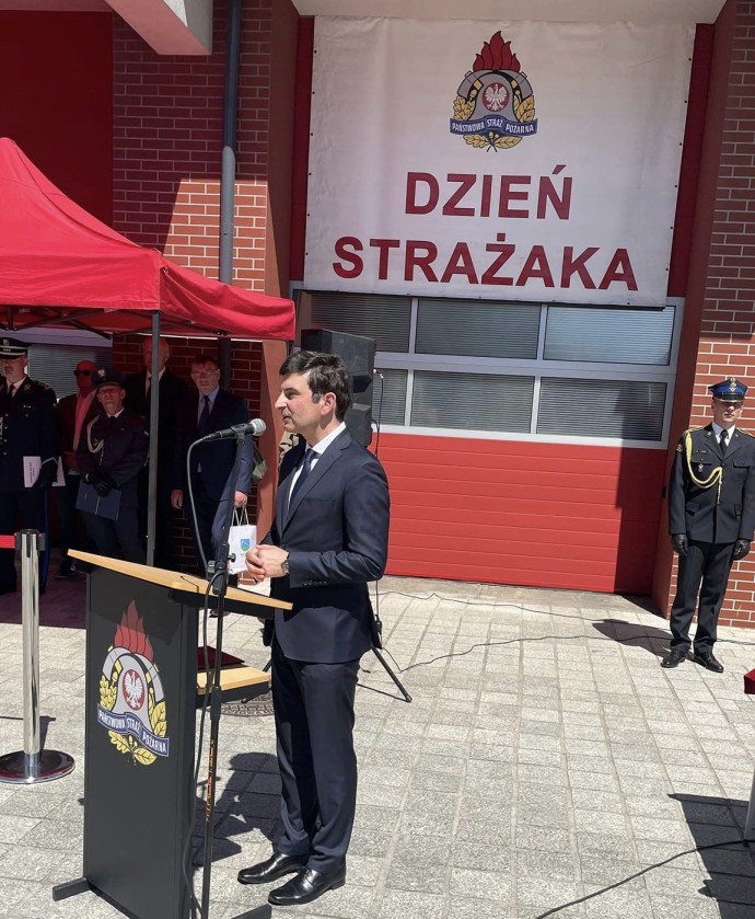 Zdjęcie przedstawiające Marka Wójcika wojewodę śląskiego podczas obchodów dnia strażaka w gliwicach 