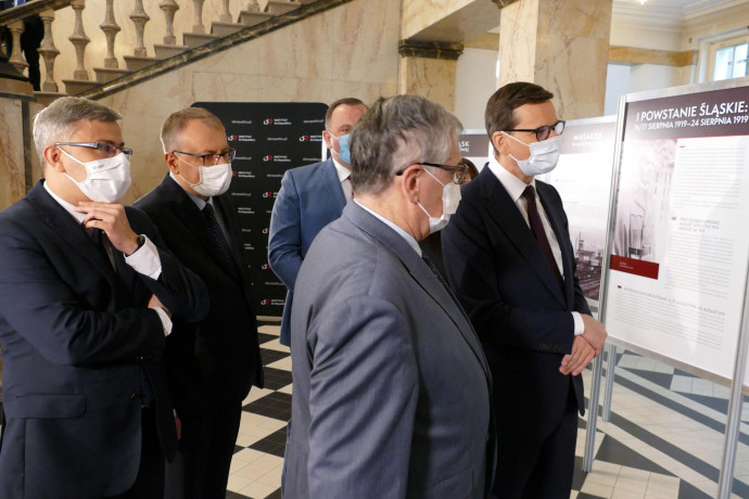Otwarcie wystawy poświęconej Powstaniom Śląskim w Śląskim Urzędzie Wojewódzkim - zwiedzanie wystawy przez Prezesa Rady Ministrów /fot. B. Szwedowski/