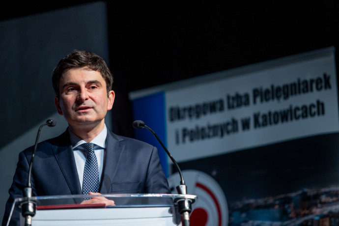 Wojewoda Śląski podczas uroczystych obchodów  Międzynarodowego Dnia Pielęgniarki i Dnia Położnej