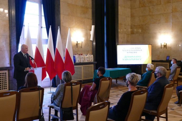 Wręczenie nagród laureatom konkursu dla organizacji pozarządowych pod hasłem „Rodzina jest najważniejsza” - przemówienie Wicewojewody Śląskiego /fot. B. Szwedowski/