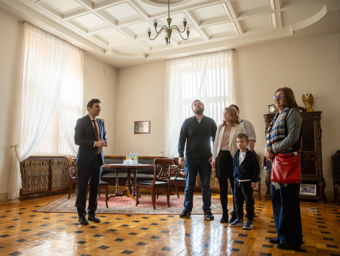 Uczestnicy zwiedzają gabinet wojewody/foto: ŚUW