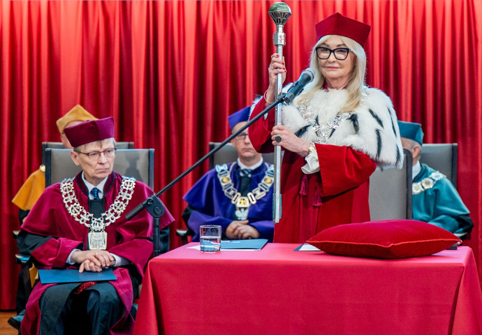 Rektor Uniwersytetu otwiera rok akademicki.