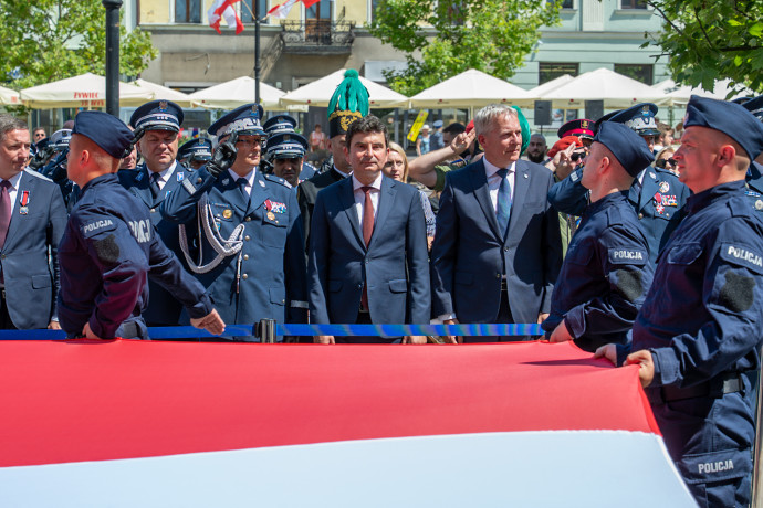 Zastępca Komendanta Głównego, Wojewoda Śląski i Marszałek Województwa Śląskiego podczas uroczystości.